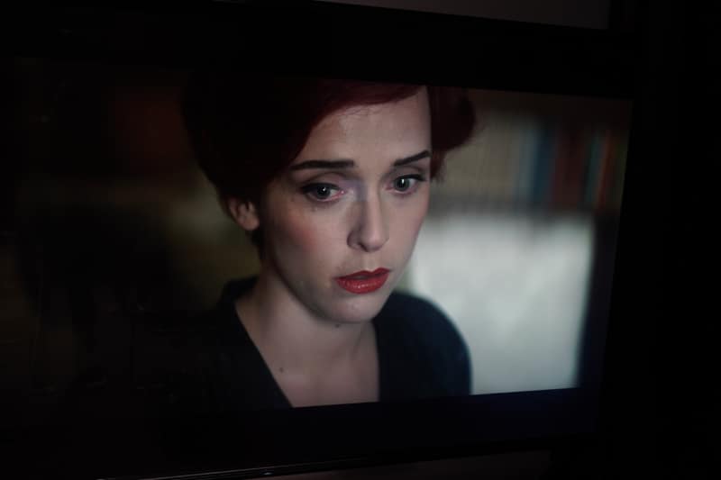 ソニー内で、VENICE 2を使い「ミッション:インポッシブル/フォールアウト」などの作品で知られる英国/全米撮影監督協会の撮影監督ロブ・ハーディ氏が撮影したデモ映像。8.6K 3:2 for fixed frame、8.2K 17:9 for 60FPS HSモードで撮影し、4K HDR/SDR、8K HDRでマスタリングしたもので、タイトルは「VENEZIA」。暗所でもノイズが少なく、ディテールは非常に豊富なのが特徴。室内が蝋燭の火だけで照らされたようなシーンでも、鮮やかな炎の明るさと、その光がわずかにしか届かない部屋の奥に置かれた調度品の輪郭や階調が確認でき、立体感のある映像になっていた