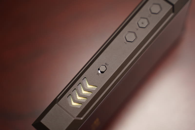 右側面に内蔵バッテリー駆動とDC入力モードを切り替えるスライドスイッチを用意している