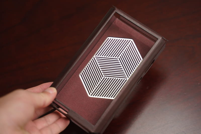 付属ケースは、装着した状態でも各端子やボリュームノブにアクセスできる