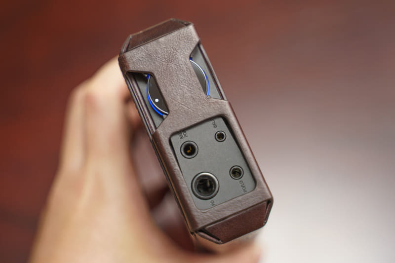 付属ケースは、装着した状態でも各端子やボリュームノブにアクセスできる