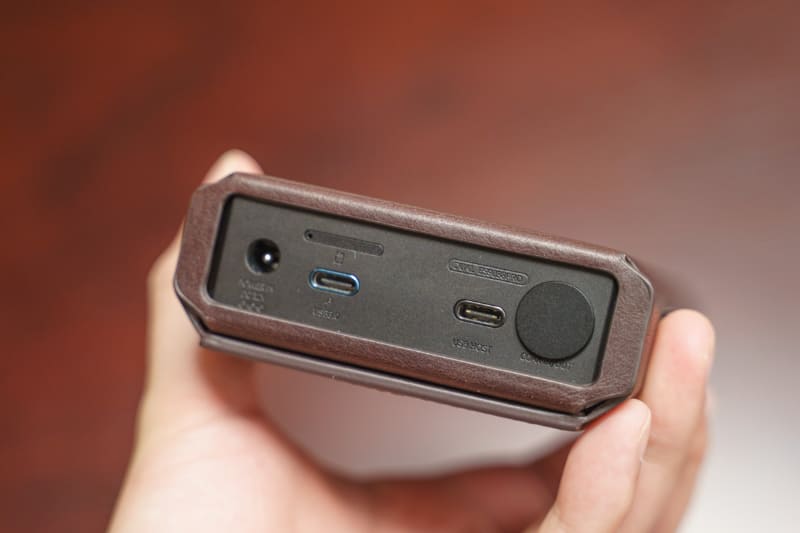 付属ケースは、装着した状態でも各端子やボリュームノブにアクセスできる