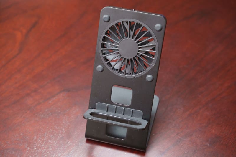 冷却ファン付きのスタンドが付属するが、それほど発熱はしない