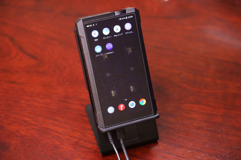 冷却ファン付きのスタンドが付属するが、それほど発熱はしない