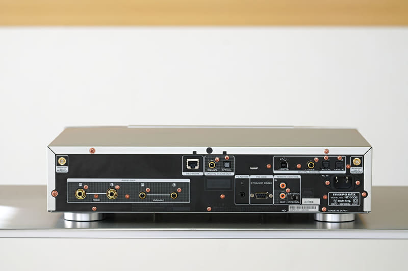 「ND8006」の背面。USB入力やLAN端子、光/同軸デジタル入力も備えている