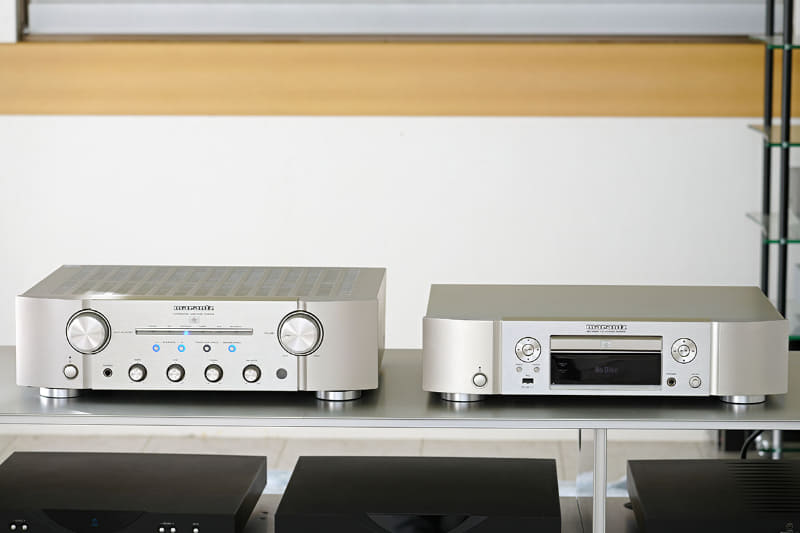 左からマランツのアナログプリメインアンプ「PM8006」、CDプレーヤー「ND8006」