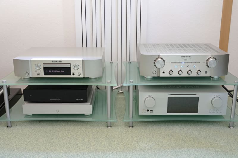 筆者所有のシルバーのオーディオ機器群と、見た目的にも相性バツグン