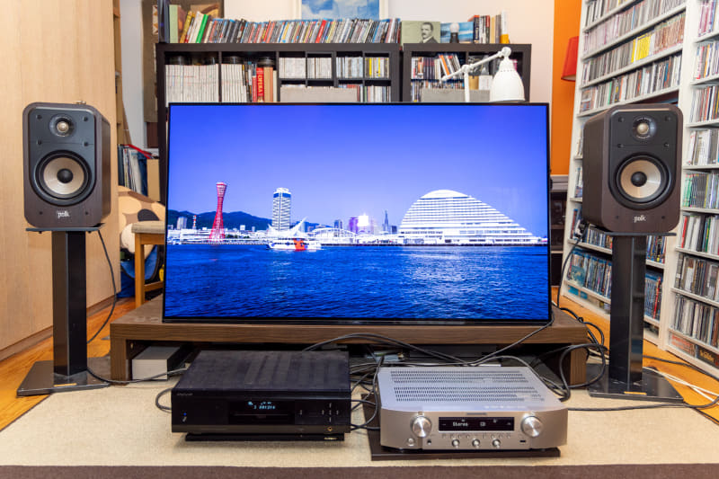 55型有機ELテレビと組み合わせた(写真はポークオーディオ「Signature Elite ES20」)