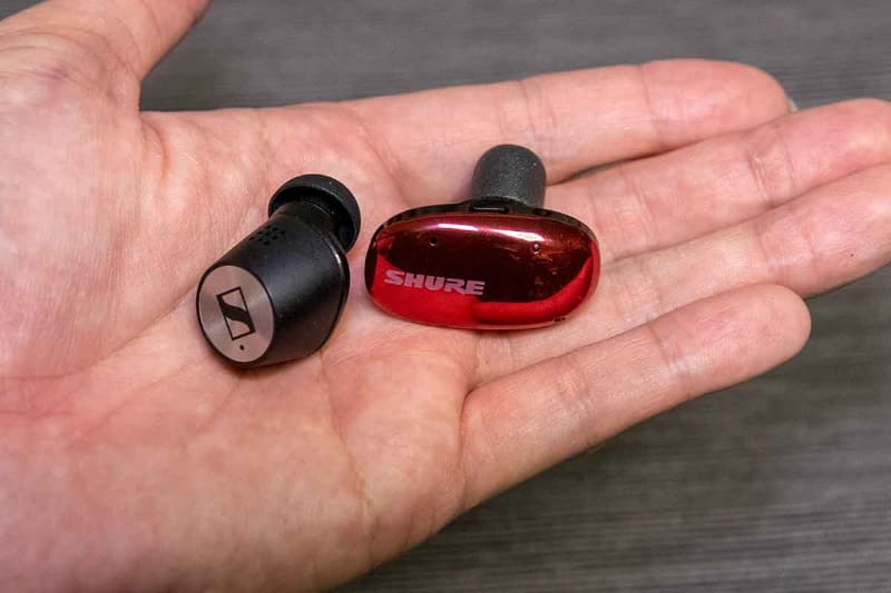 MOMENTUM True Wireless 2(左)とAONIC FREE(右)