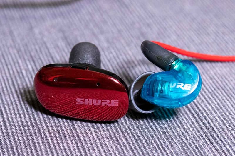 有線イヤフォン「SE215 Special Edition」(右)と比べたところ