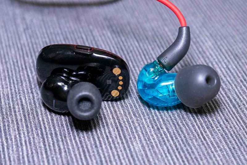 有線イヤフォン「SE215 Special Edition」(右)と比べたところ