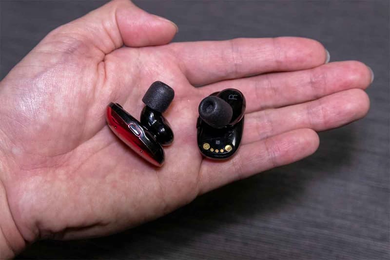 イヤフォンプレートは大型だが耳に挿入する部分は他社のものと変わらない大きさ