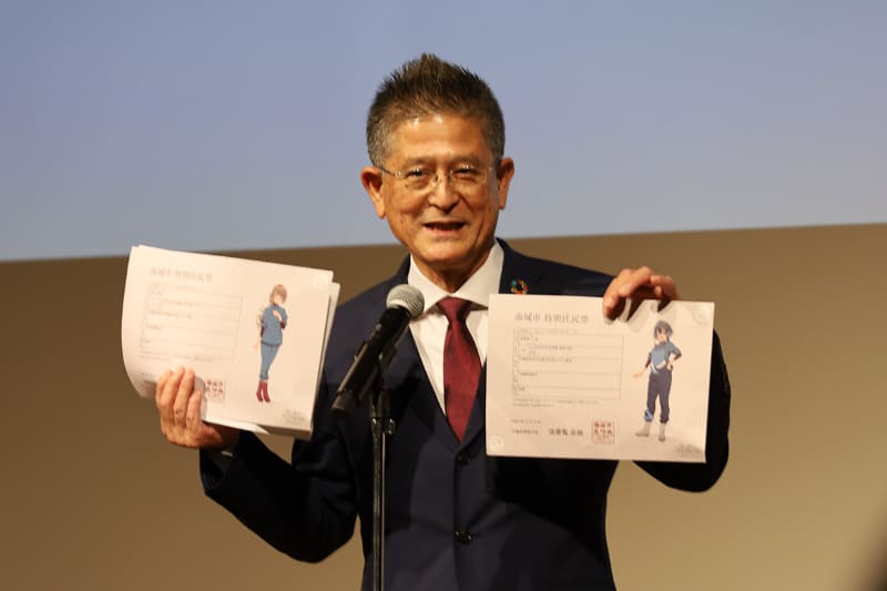 「白い砂のアクアトープ」特別住民票をアピールする南城市の瑞慶覧市長