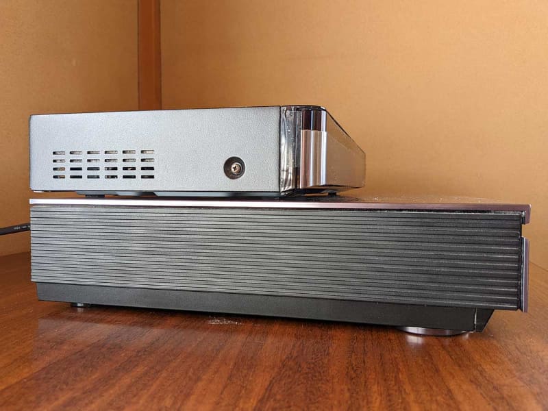 実際に並べてみるとこれだけ違う。重量に至っては「DBR-M4010」のほうが半分以下