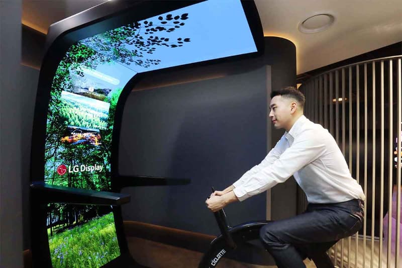 ユーザーの上方にもディスプレイを配置した「Virtual Ride」