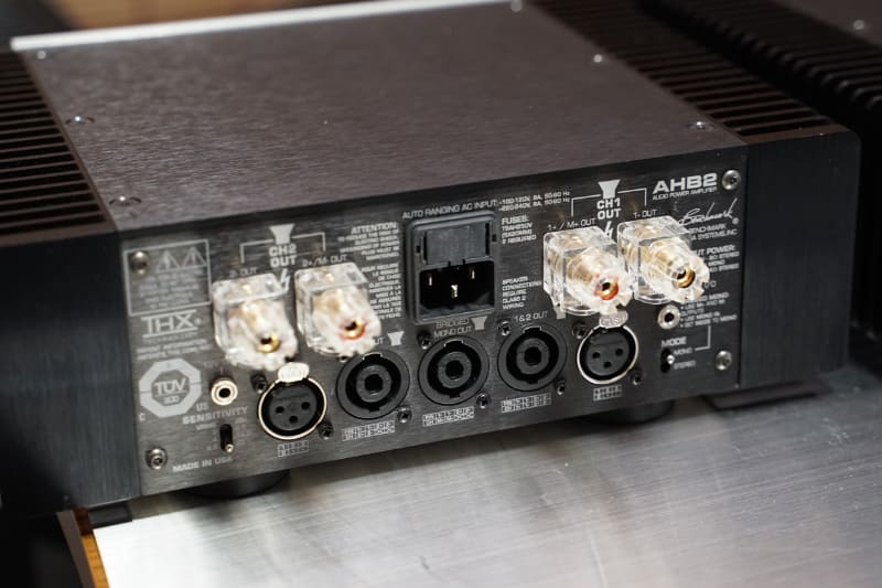 AHB2の背面。XLR端子も備えている
