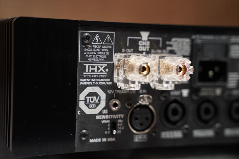 「AHB2」の背面にもTHXのマーク