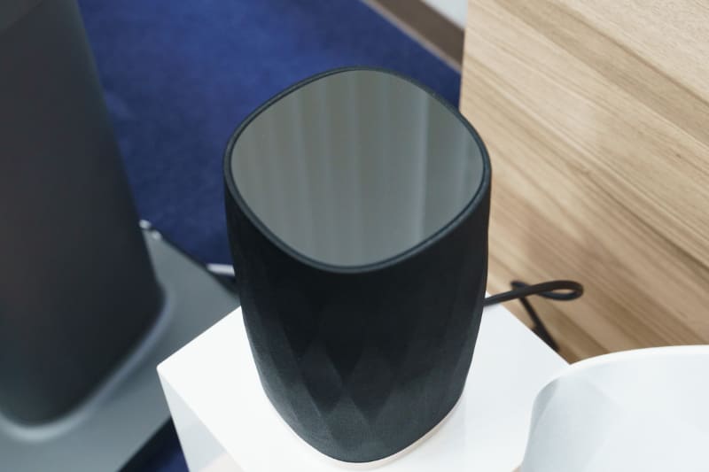 近接センサーを備えており、手を近づけると天面に操作パネルが浮き上がるデザイン