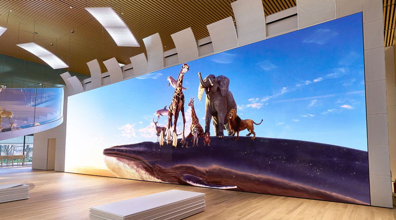 「資生堂グローバルイノベーションセンター“S/PARK”」(横浜市)にある、16K解像度のマイクロLEDディスプレイ。コロナ禍前は、NHKの8Kパブリックビューイングが頻繁に開催されていた