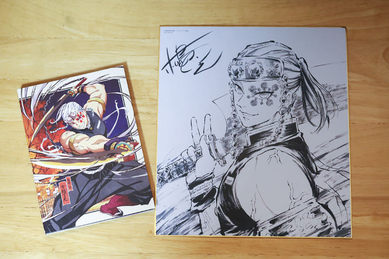 店舗共通特典の描き下ろし色紙<br><span class="fnt-70">(C)吾峠呼世晴／集英社・アニプレックス・ufotable</span>