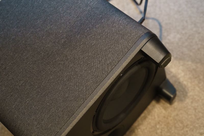 ユニットは底部の分厚い板に取り付けている