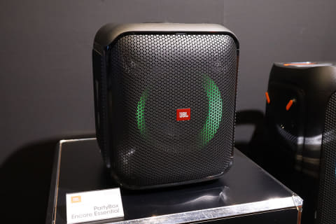JBL、光るBluetoothスピーカーや新ゲーミングヘッドセット披露