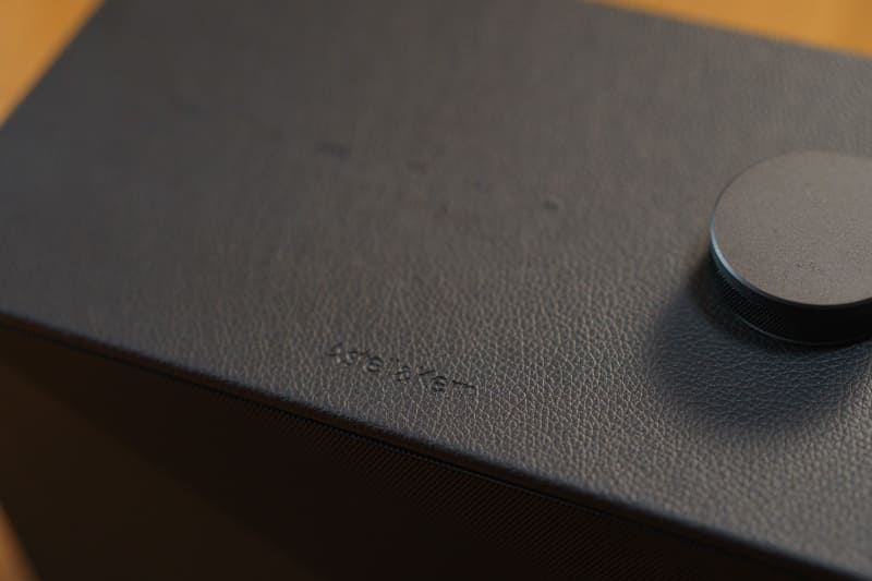 天面にはプレミアムPUレザーを採用