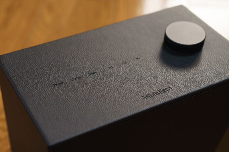 上部のボリュームノブはアルミニウム製