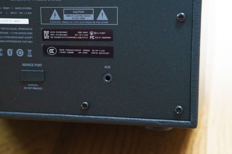 3.5mmのAUX入力も装備している