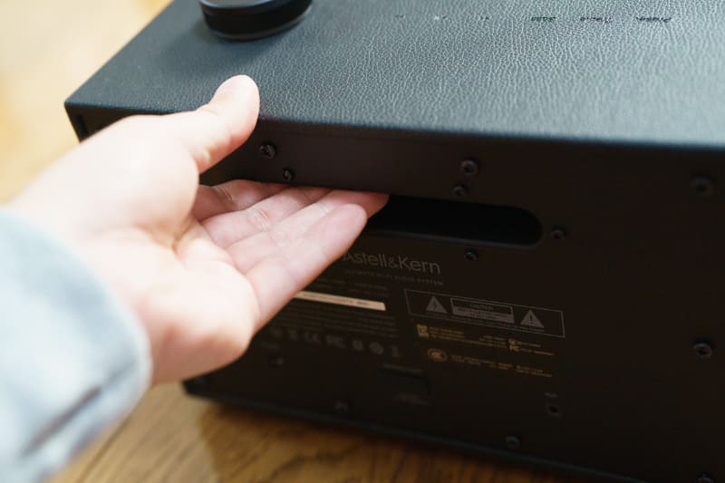 横長のバスレフポートに指を入れると持ち上げやすい