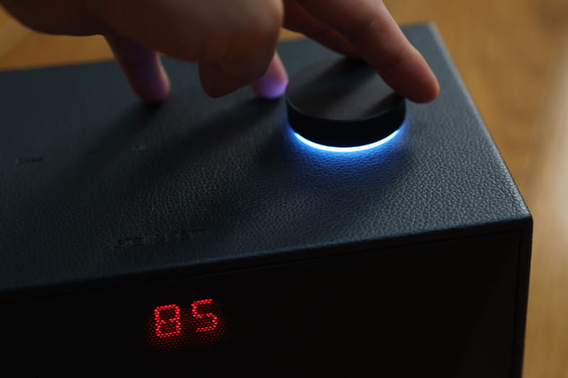 正面グリルメッシュの奥に、インジケーターのLEDも内蔵