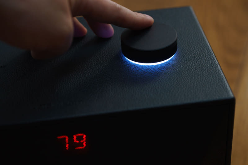 ボリュームノブにはLEDが内蔵されており、色の変化でボリューム値のイメージがつかめるようになっている