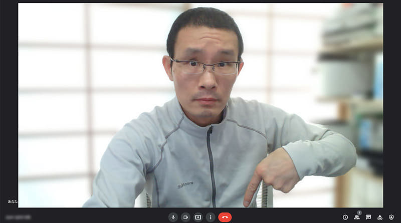 指差している方向にマイクがあるが、この映像を見るとわかる通り、マイクが相手の視界に入ることはない