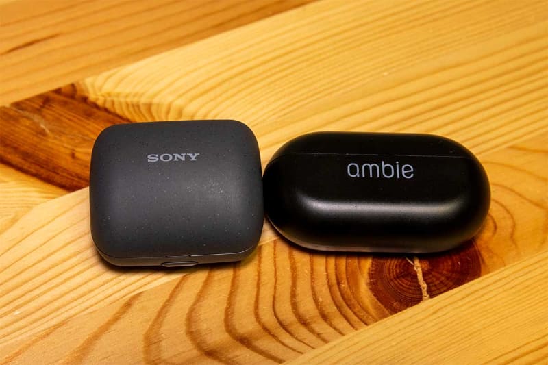 LinkBudsのケース(左)と、AM-TW01のケース(右)