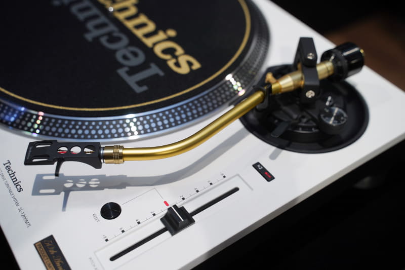 トーンアームがゴールドカラーに