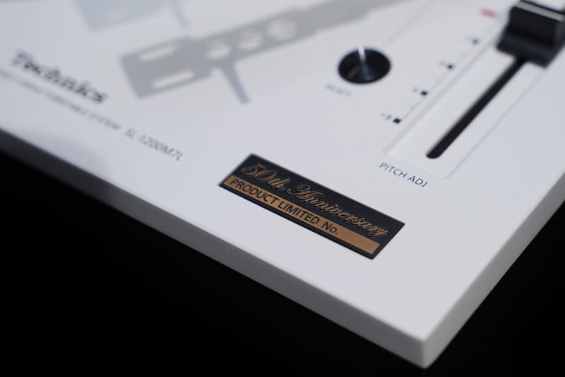 本体にシリアルナンバープレート