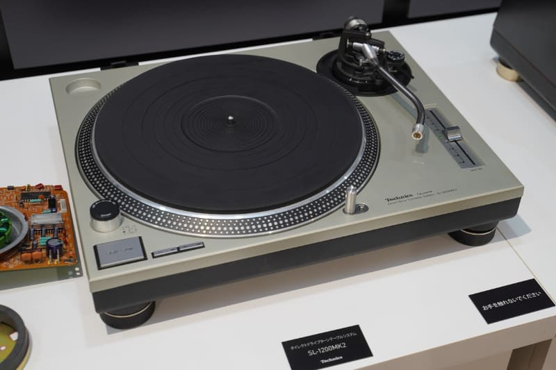 初号機を改良し、DJのための機能を盛り込んだ「SL-1200MK2」。1979年発売