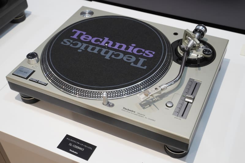 2002年の「SL-1200MK5」。長年の積み重ねを反映した、30周年記念モデル