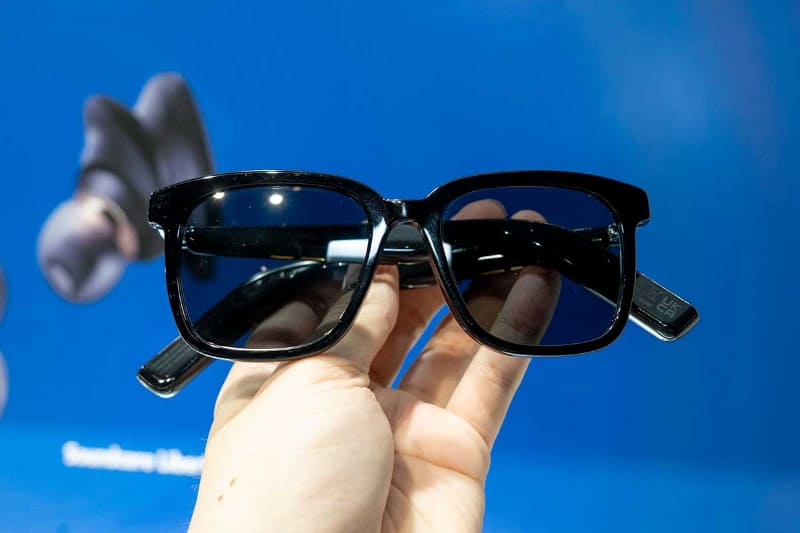 サングラスタイプ「Soundcore Frames Landmark」を折りたたんだところ