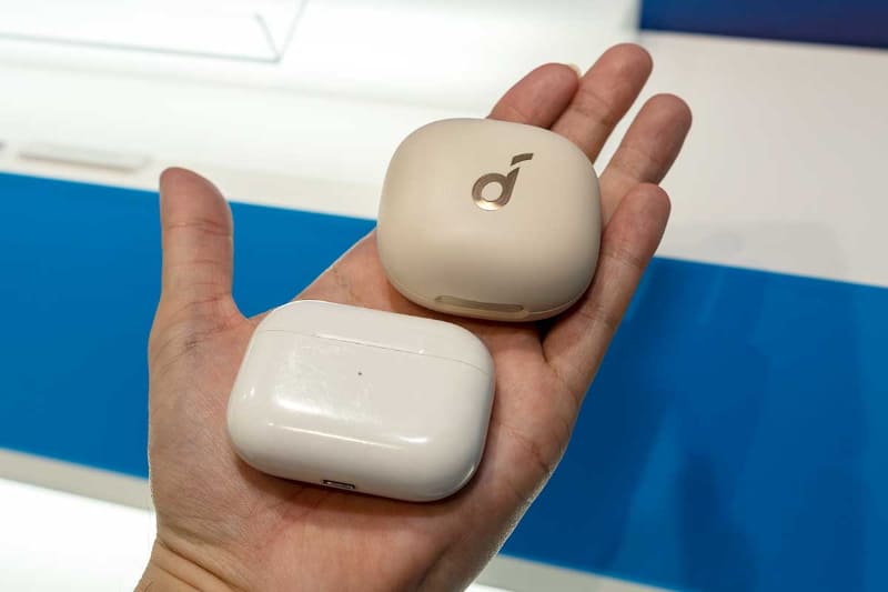 AirPods Pro(手前)と並べたところ