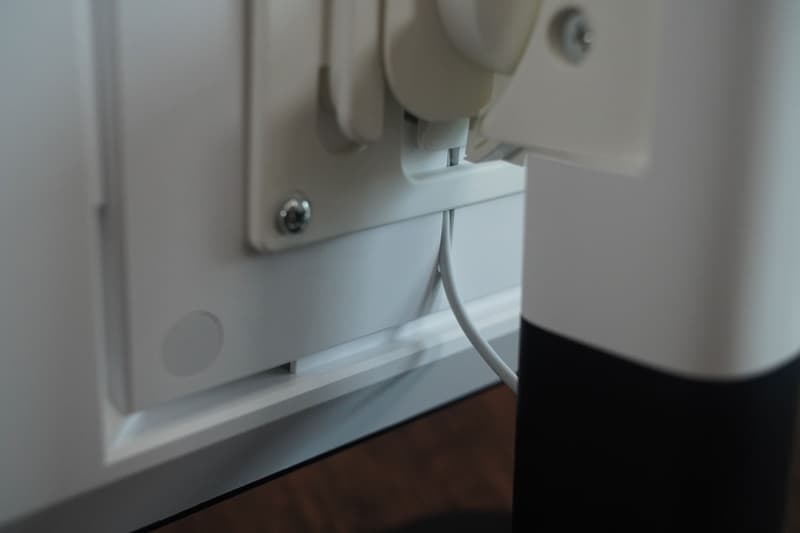 電源ケーブルを逃がすための溝がある