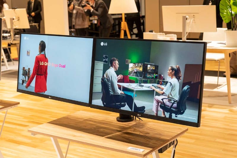 27型モニター2台とアームスタンドがセットになっている