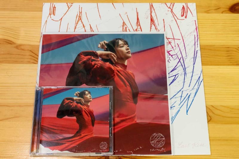 CDとメガジャケ、レコードのサイズ比較<br><span class="fnt-70">(C)Sony Music Labels Inc. (C)カラー</span>