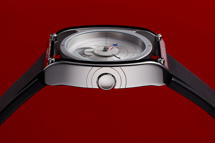 ベータカプセルのボタンと波紋状をデザインした竜頭<br><span class="fnt-70">一部デザインは変更の可能性あり</span><br><span class="fnt-70">(C)2021「シン・ウルトラマン」製作委員会 (C)円谷プロ</span>