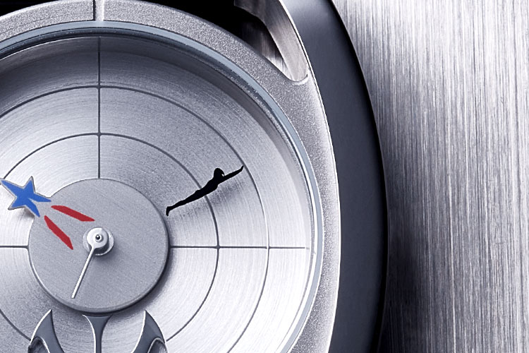 時針はSSSPバッジ、分針は空飛ぶウルトラマンをデザイン<br><span class="fnt-70">一部デザインは変更の可能性あり</span><br><span class="fnt-70">(C)2021「シン・ウルトラマン」製作委員会 (C)円谷プロ</span>