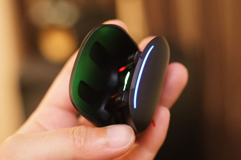 ケースをパカッと開けると……