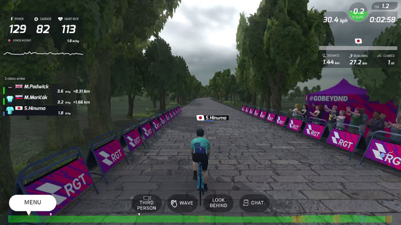 動いているオブジェは沿道の観衆くらい。通過するときに歓声も聞こえる