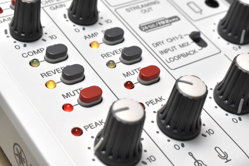 AG06MK2のミュートボタン(2つ)