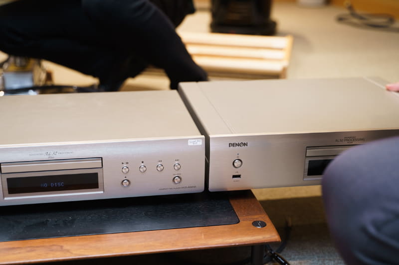 左が前モデル「DCD-800NE」、右が新モデル「DCD-900NE」。奥行きが増え、筐体が大きくなった