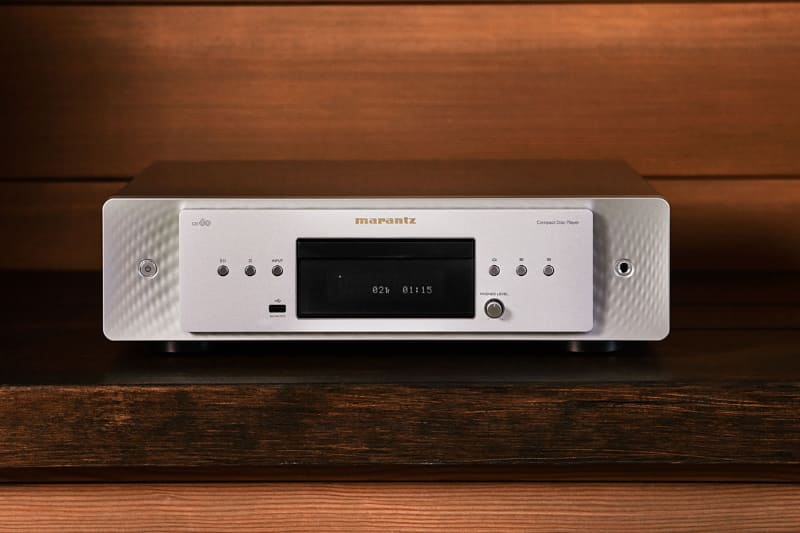 カラーはシルバーゴールド、ブラック