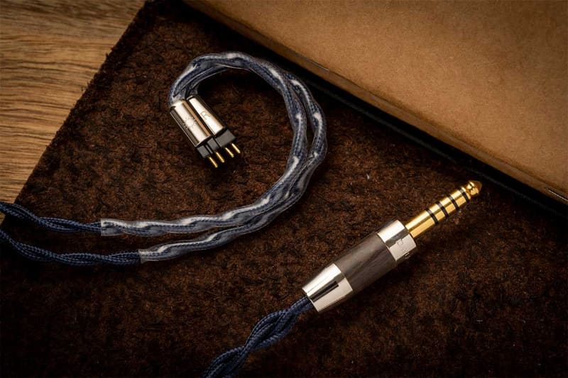 入力端子は4.4mmバランス、出力端子はカスタム2pin